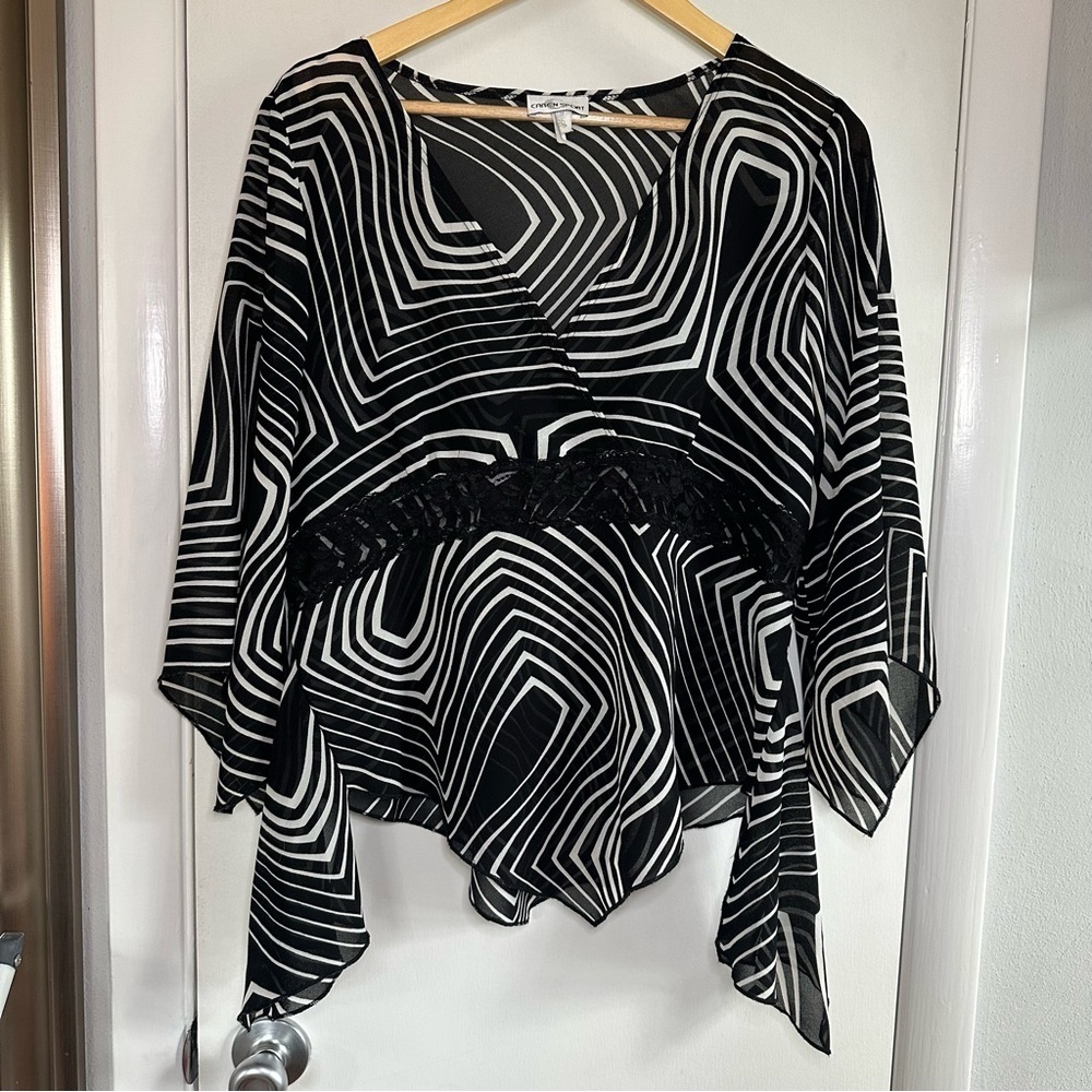 Caren Sport Y2K V-Neck Blouse. Black and White Geometric. Size: 1X.